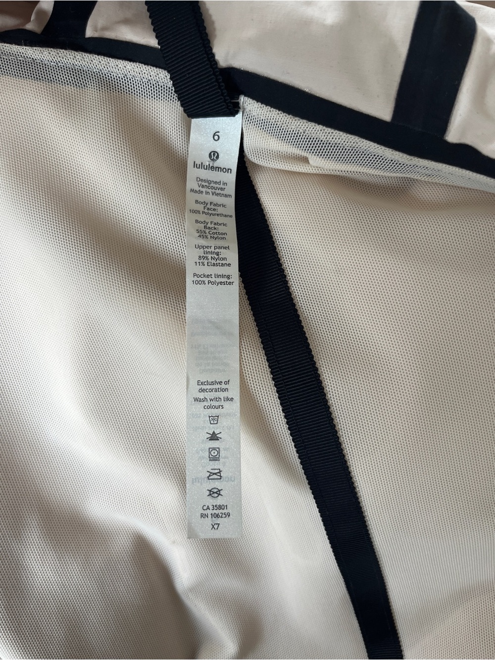 Lululemon Into The Drizzle Rain Jacket in black (6) - Picture 6 of 9